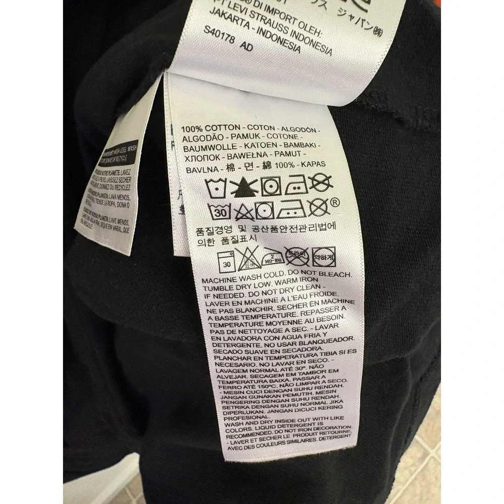 Levi's Men's Black and White Sherpa Logo Tee. Size‎ XL